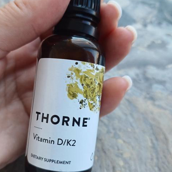DeliHerb : Thorne, витамины D и K2, 25 мкг (1000 МЕ), 30 мл (1 жидк ...
