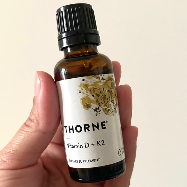 DeliHerb : Thorne, витамины D и K2, 25 мкг (1000 МЕ), 30 мл (1 жидк ...