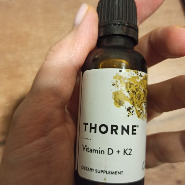 DeliHerb : Thorne, витамины D и K2, 25 мкг (1000 МЕ), 30 мл (1 жидк ...