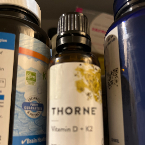 DeliHerb : Thorne, витамины D и K2, 25 мкг (1000 МЕ), 30 мл (1 жидк ...